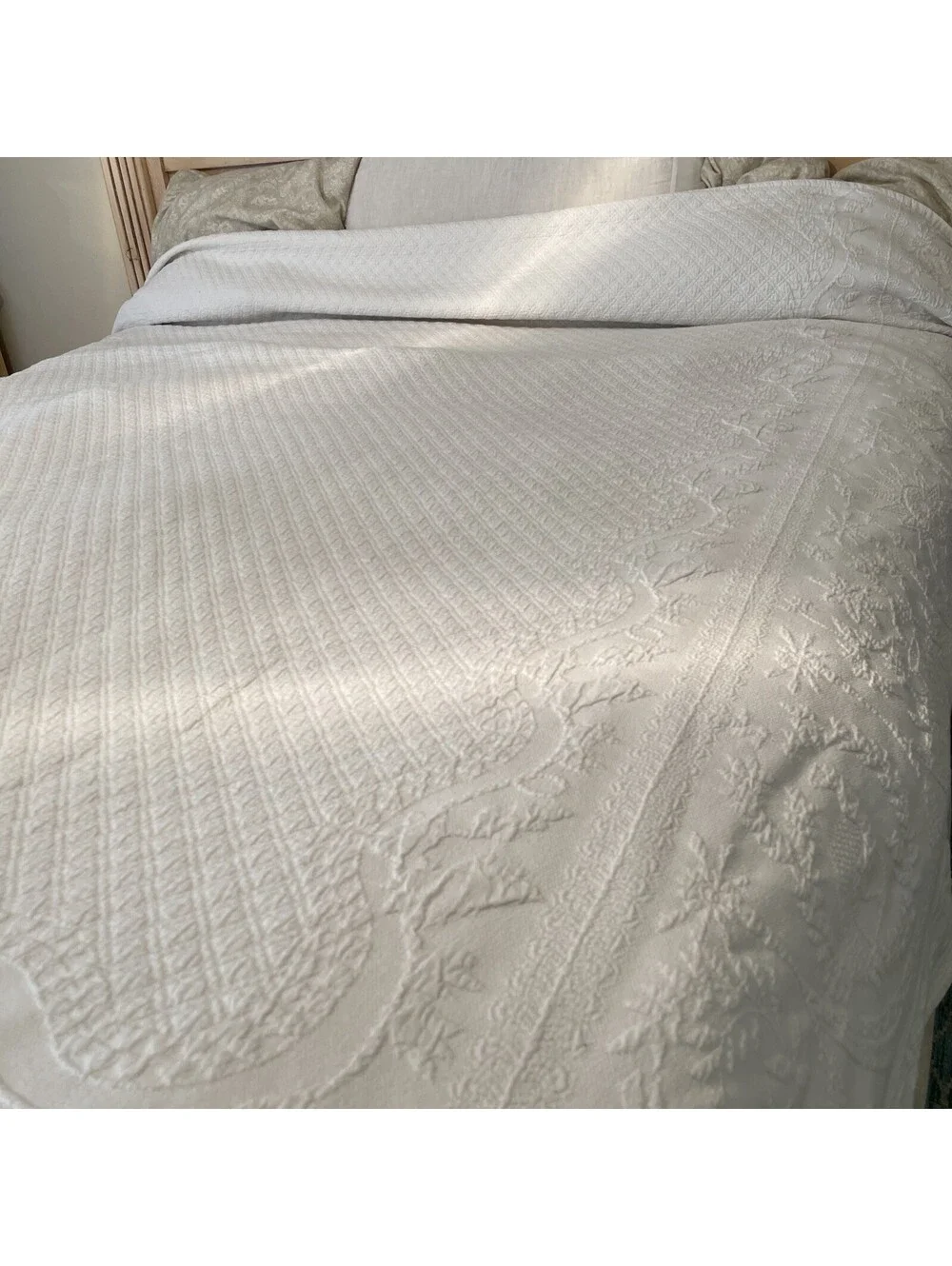 Historic Charleston Foundation White 100% Cotton Coverlet Bedspread Quilt Flawed